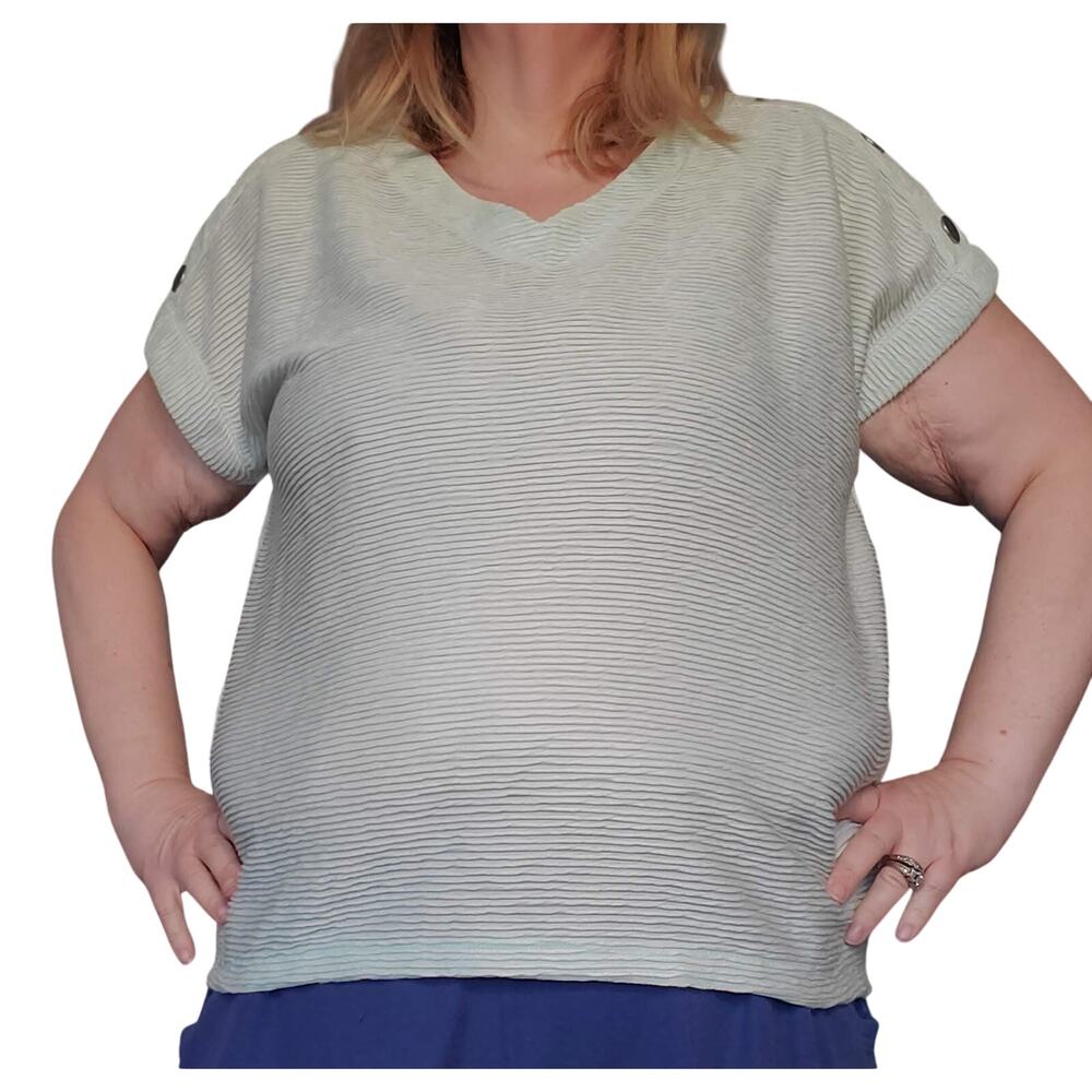 NEW Jones New York Size XL Women's Textured Top with Button Embellishment Green